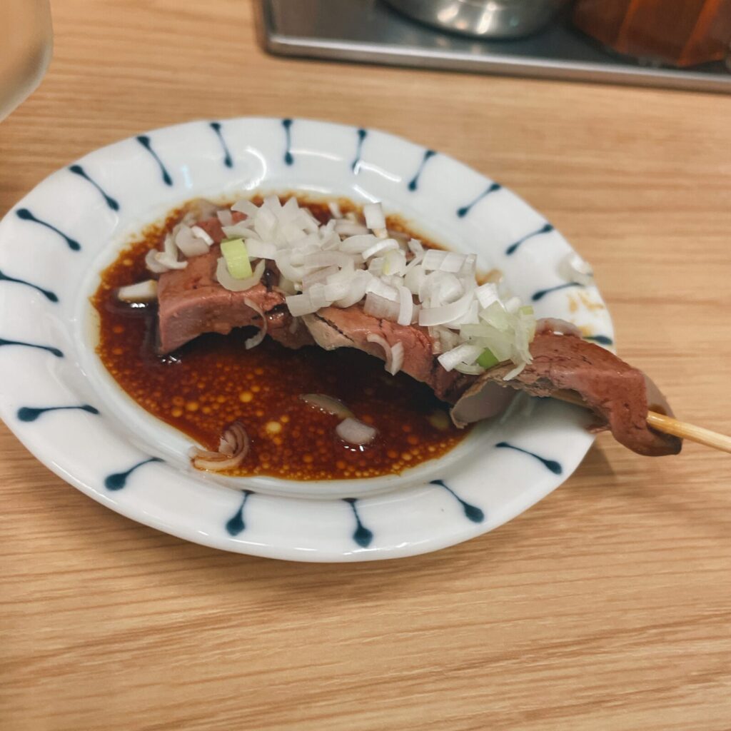 池袋「焼きとん ふく助」のレバ刺し串