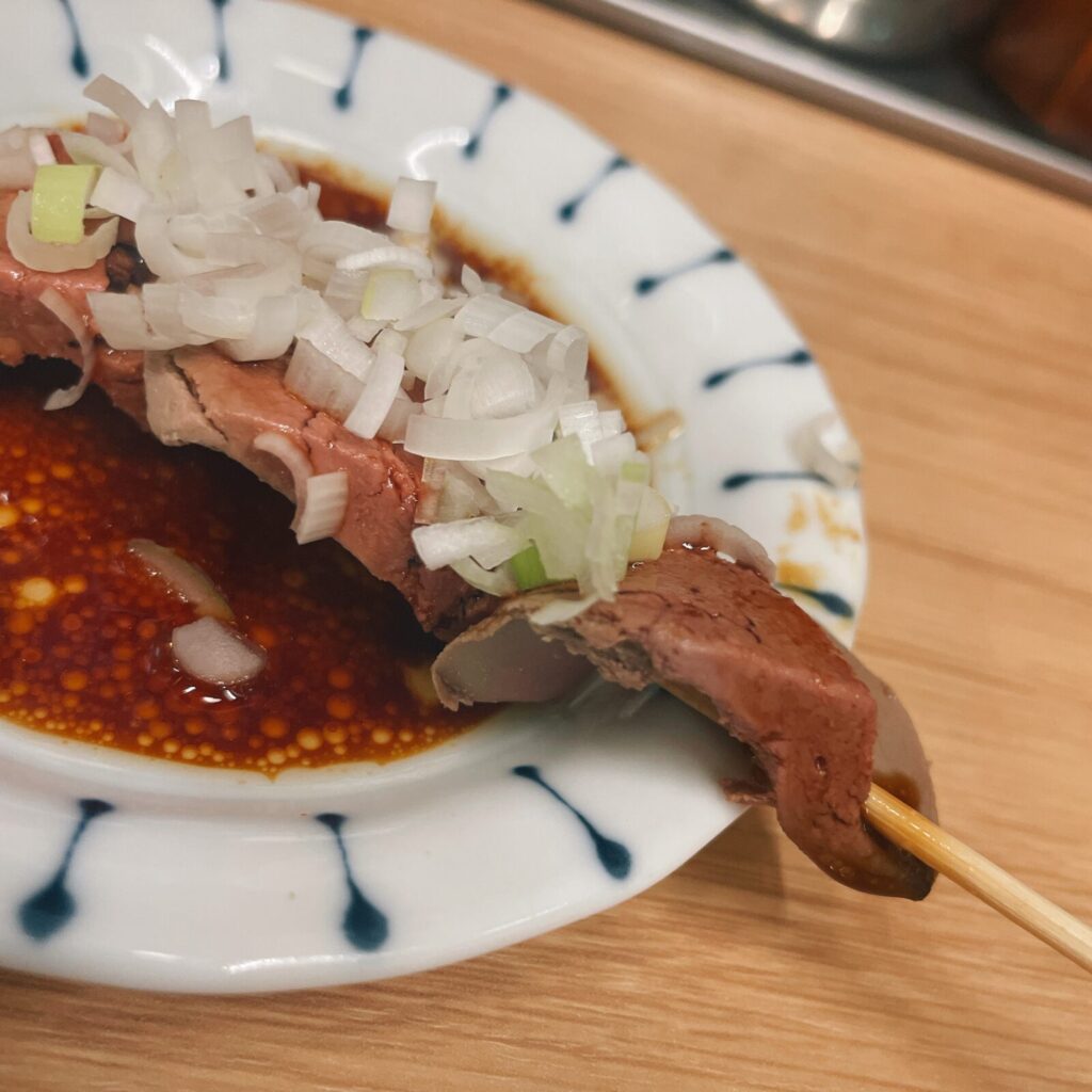 池袋「焼きとん ふく助」のレバ刺し串