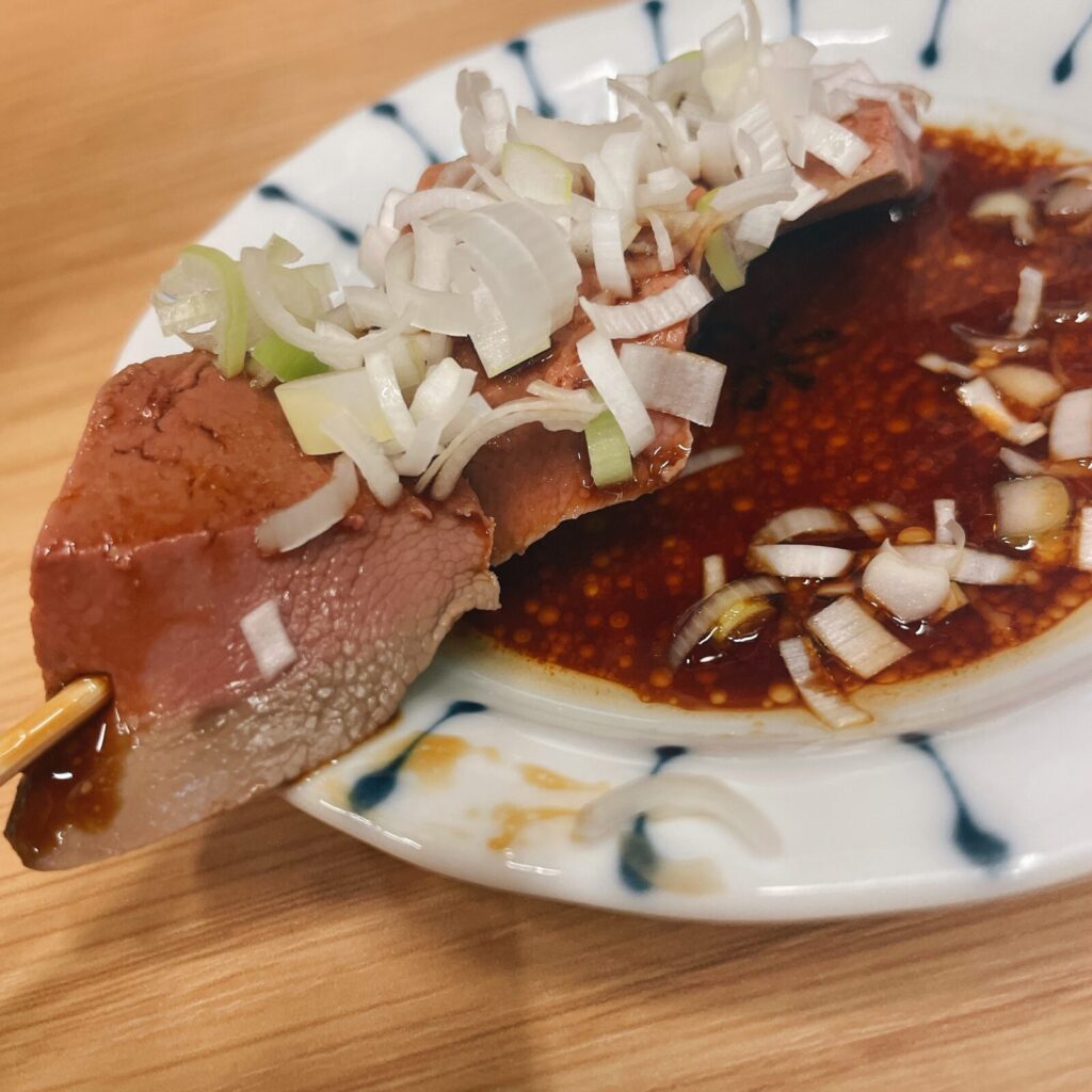 池袋「焼きとん ふく助」のレバ刺し串