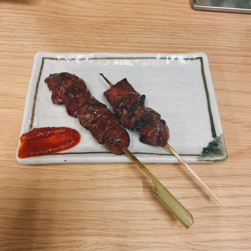 池袋「焼きとん ふく助」の鳥レバー串と豚レバー串。