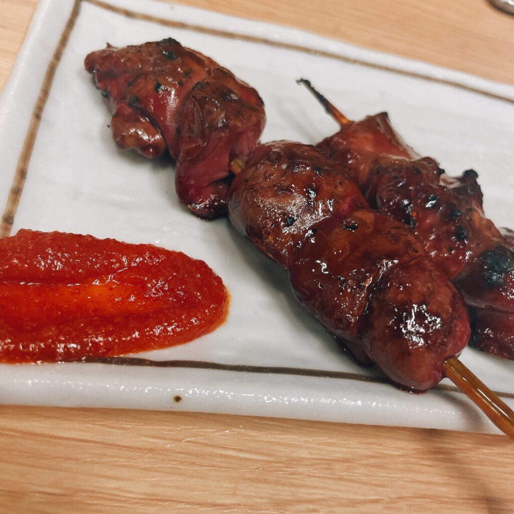 池袋「焼きとん ふく助」の鳥レバー串と豚レバー串。