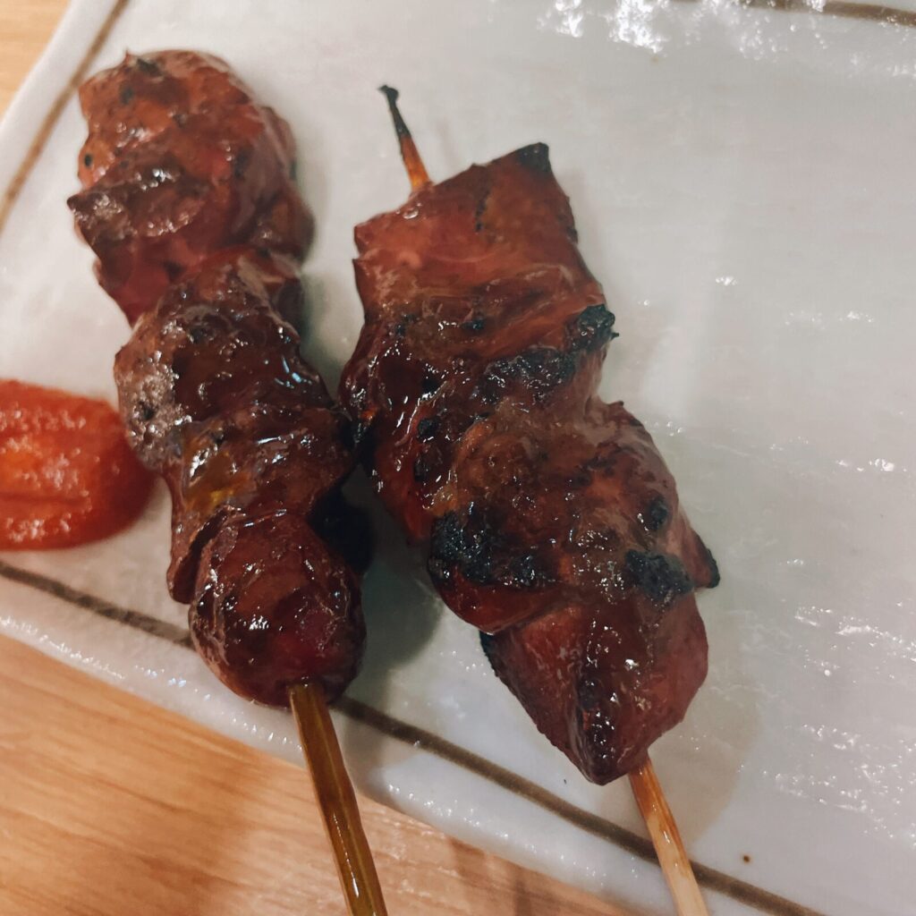 池袋「焼きとん ふく助」の鳥レバー串と豚レバー串。