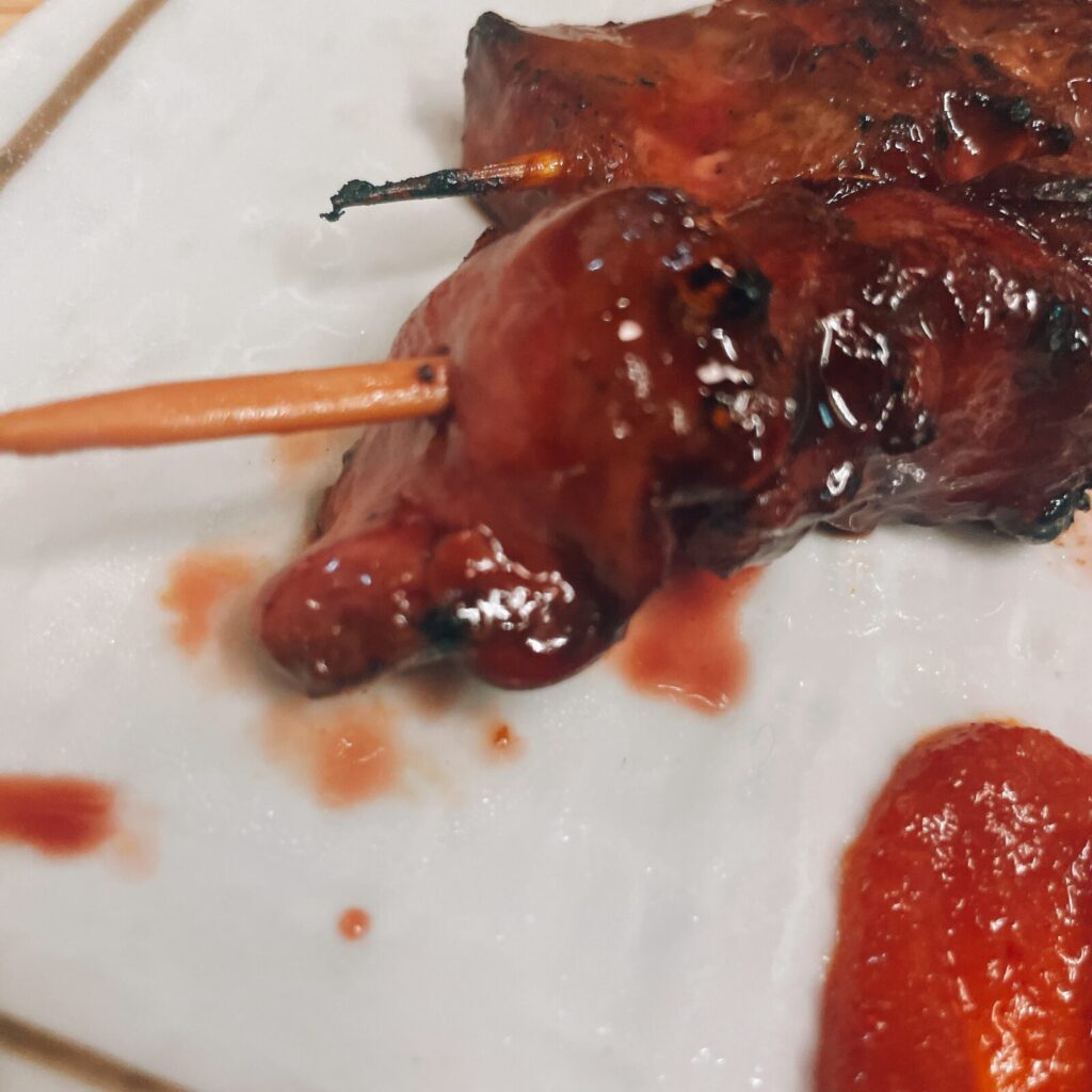 池袋「焼きとん ふく助」の鳥レバー串と豚レバー串。