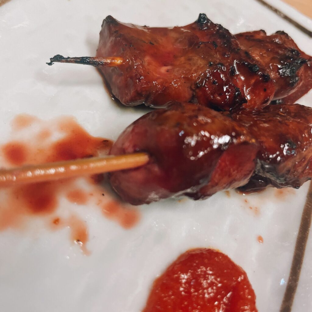 池袋「焼きとん ふく助」の鳥レバー串と豚レバー串。