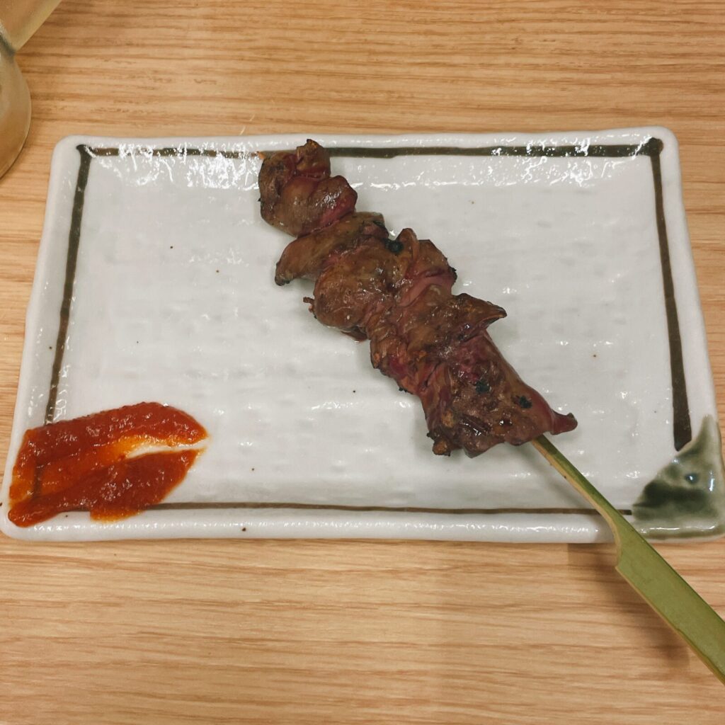 池袋「焼きとん ふく助」の塩味、鳥レバー串。