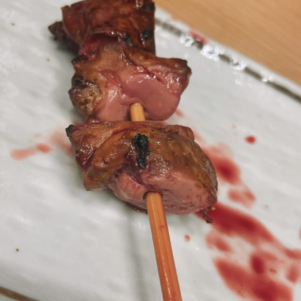 池袋「焼きとん ふく助」の塩味、鳥レバー串。