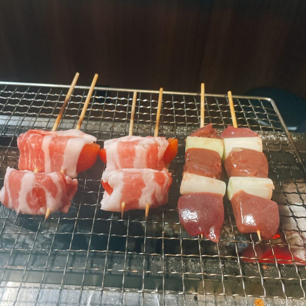 ひばりヶ丘「いこい(151)」のやきとん豚レバー串と肉巻きトマト