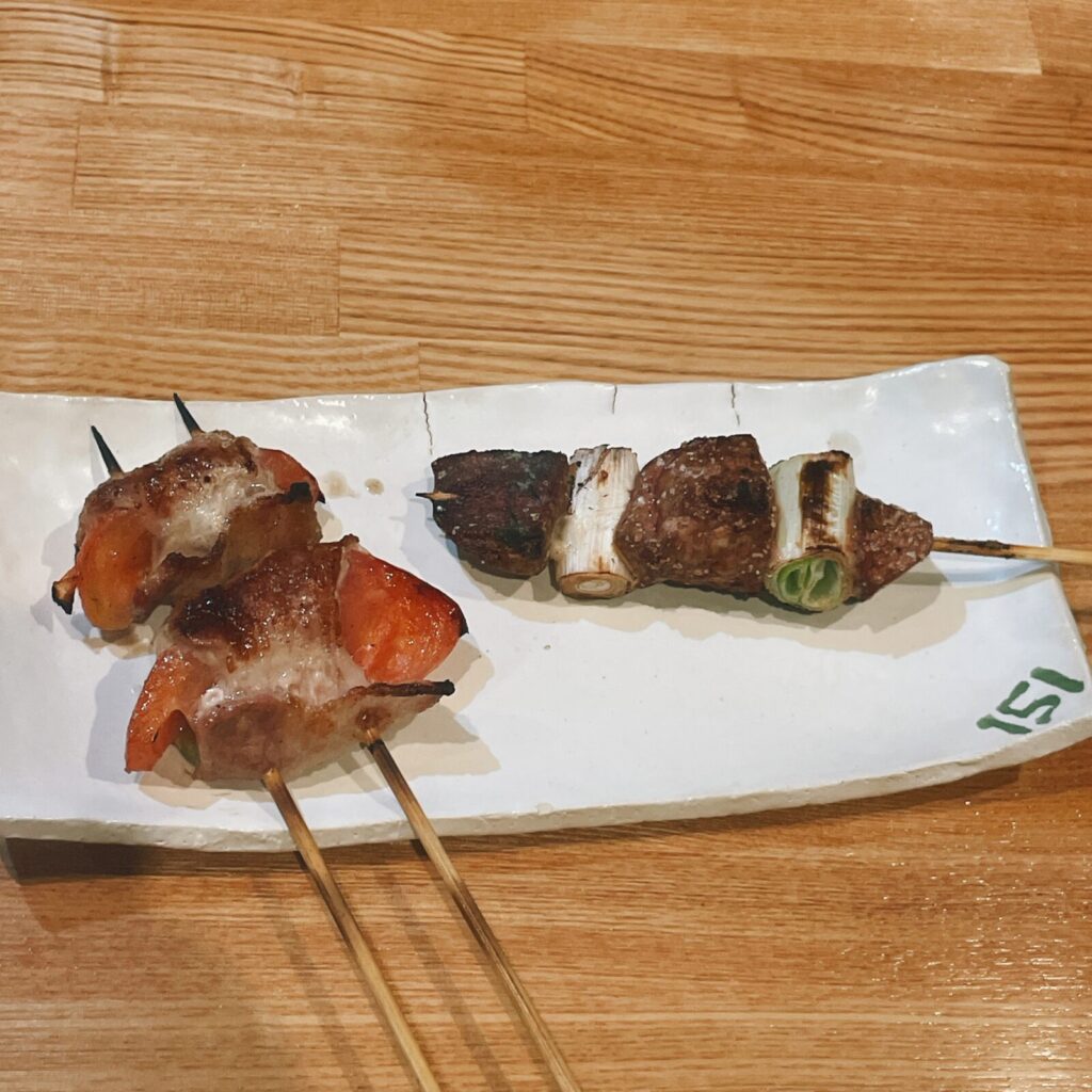 ひばりヶ丘「いこい(151)」のやきとん豚レバー串と肉巻きトマト