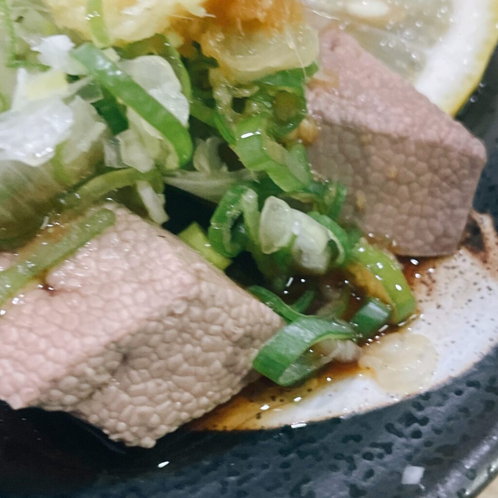 池袋「みつぼ」茹でレバ刺し