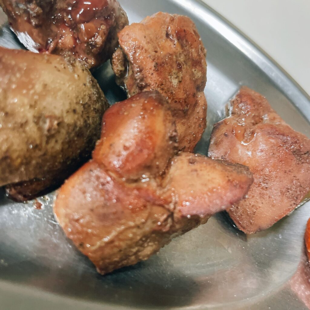 東京・大山の鳥椿のレバ焼き。