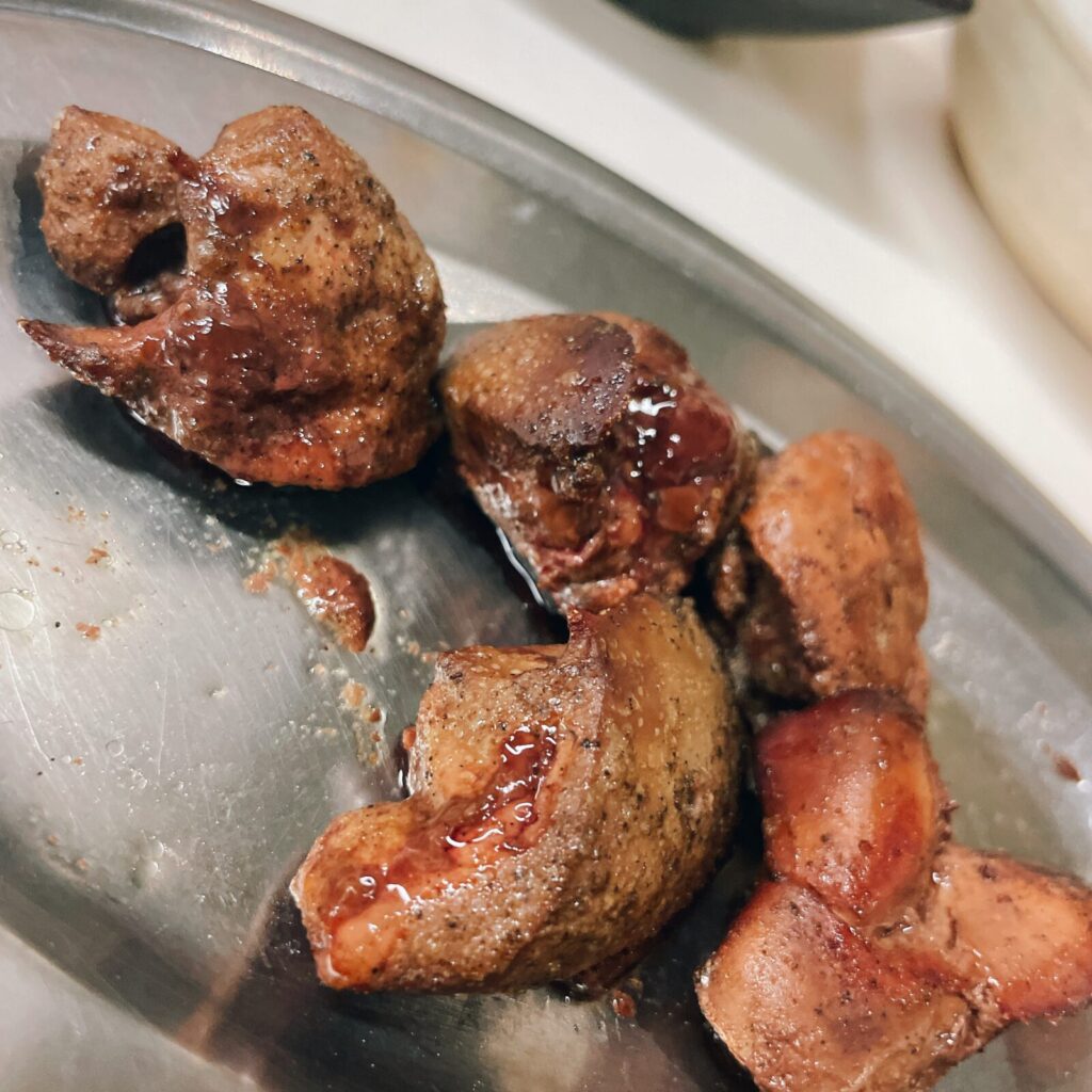 東京・大山の鳥椿のレバ焼き。