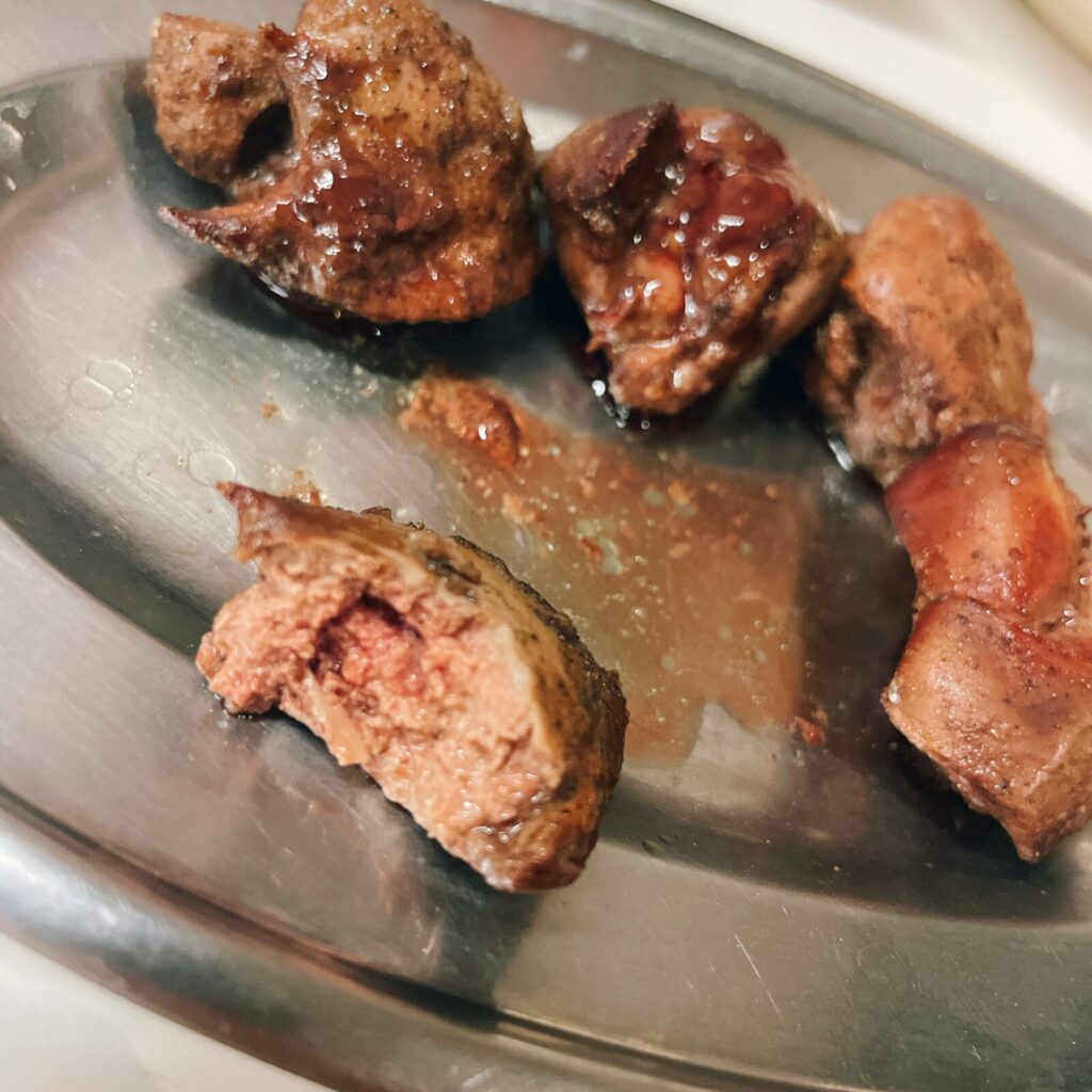 東京・大山の鳥椿のレバ焼き。