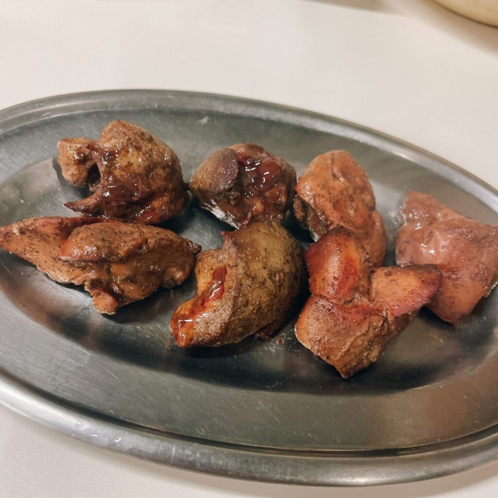 東京・大山の鳥椿のレバ焼き。