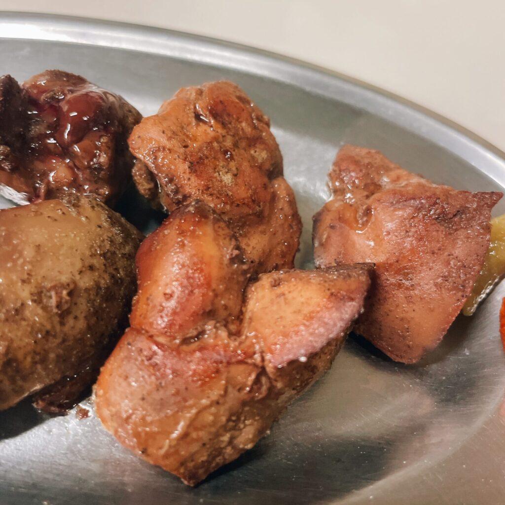 東京・大山の鳥椿のレバ焼き。