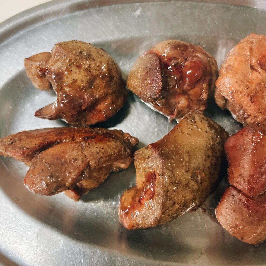 東京・大山の鳥椿のレバ焼き。
