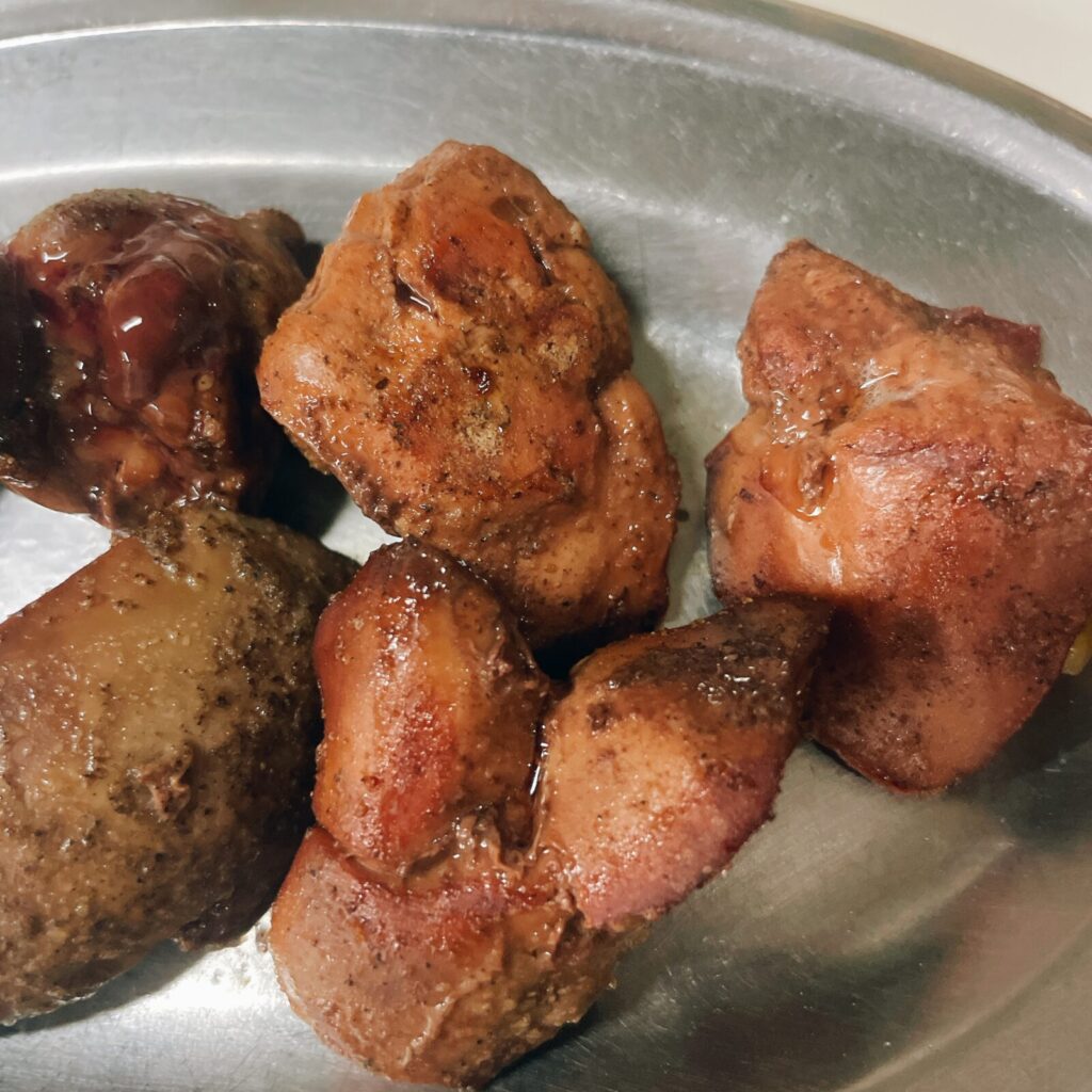 東京・大山の鳥椿のレバ焼き。