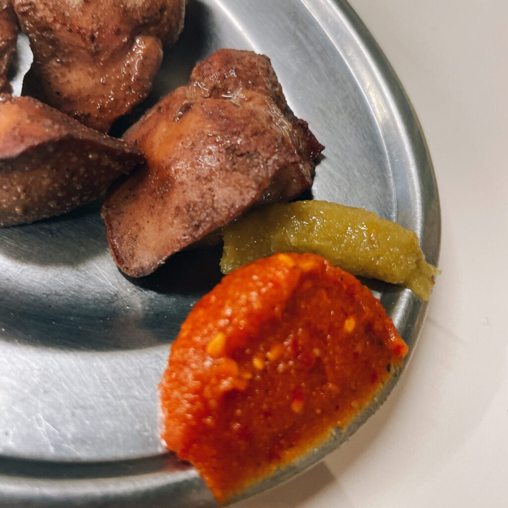 東京・大山の鳥椿のレバ焼き。