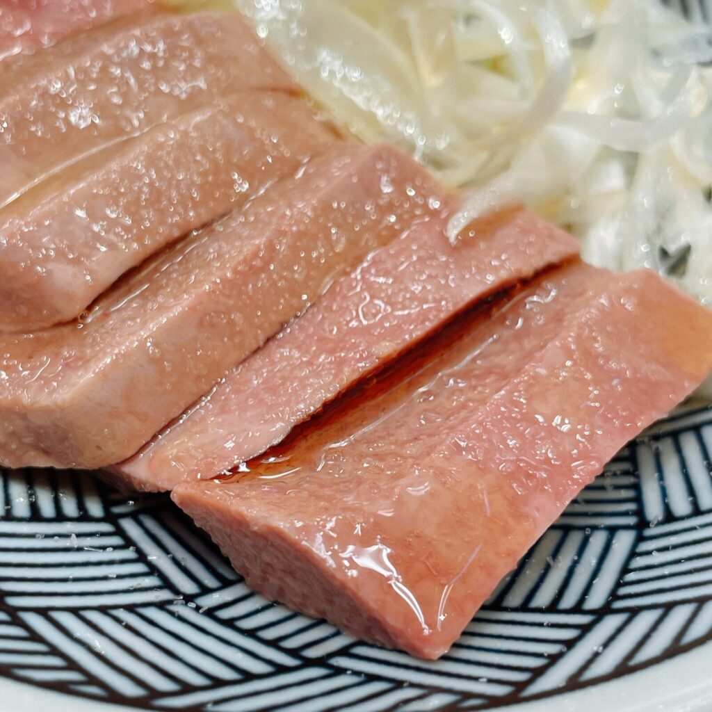 池袋「もつ焼きパラダイス富士」低温調理レバ刺し