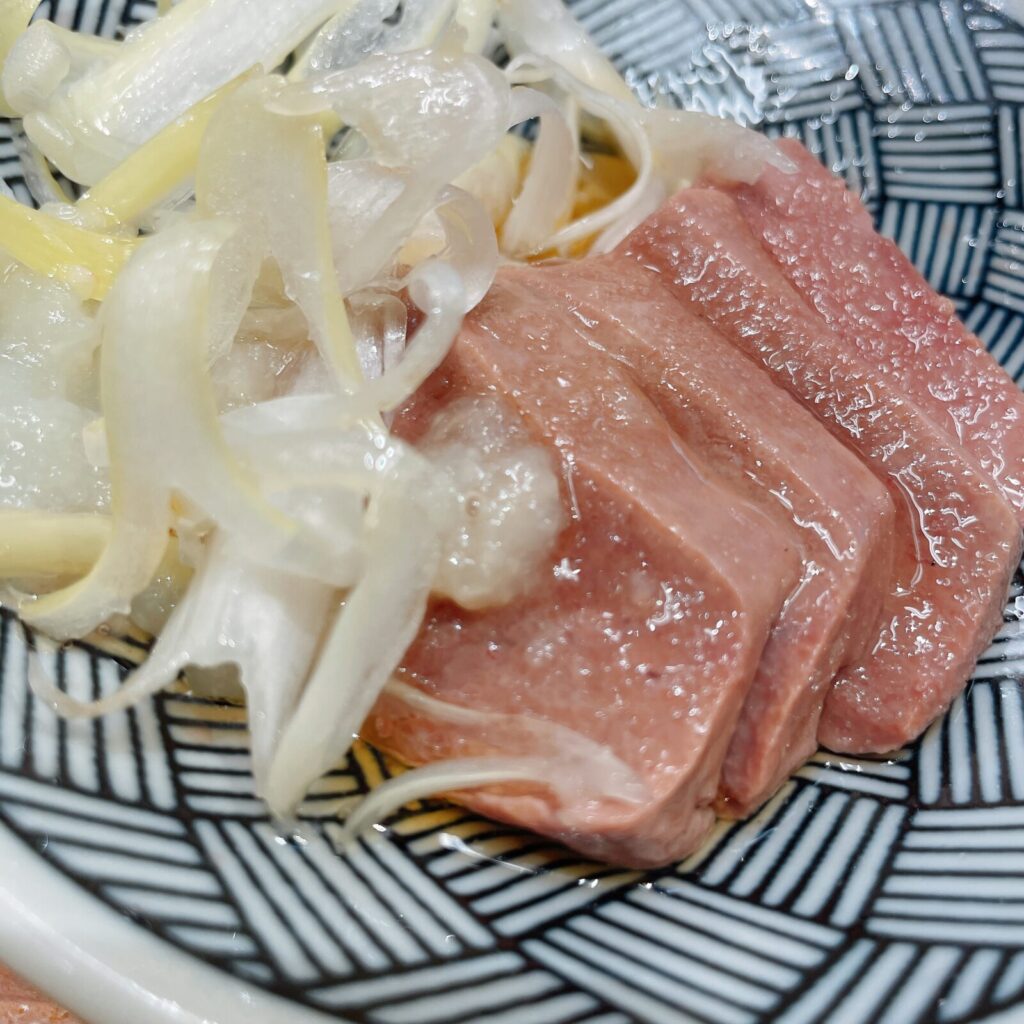 池袋「もつ焼きパラダイス富士」低温調理レバ刺し