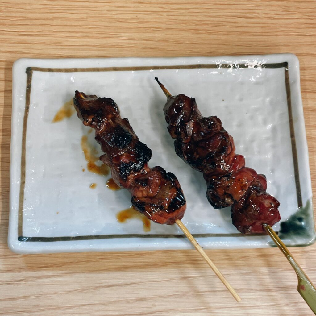 池袋「五の五」豚レバー串、鳥レバー串