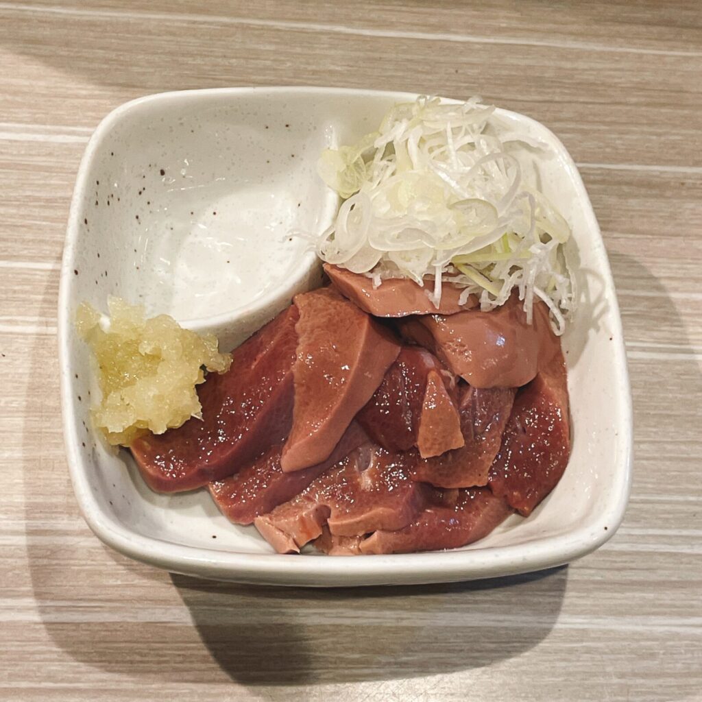 池袋「もつ焼男体山」低温調理レバ刺し