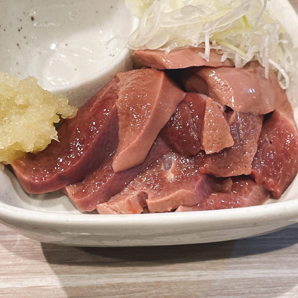 池袋「もつ焼男体山」低温調理レバ刺し