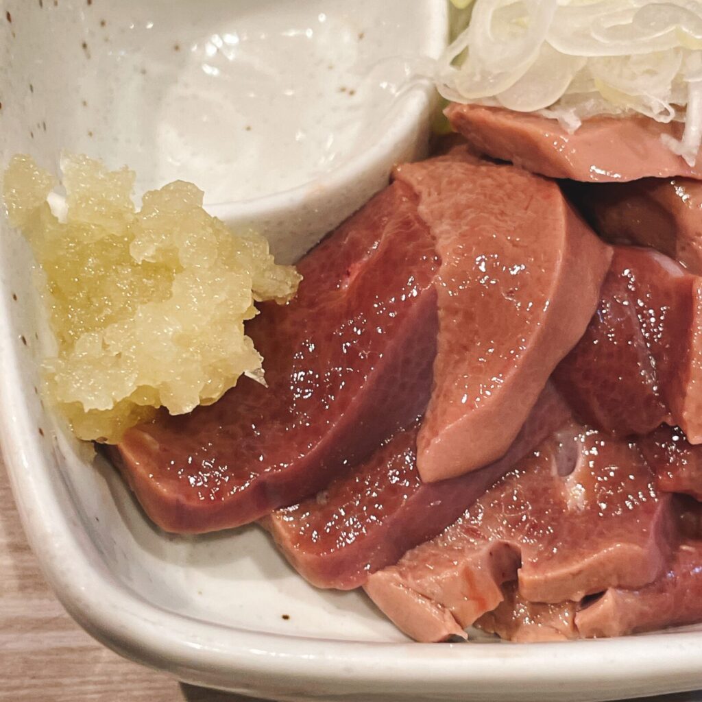 池袋「もつ焼男体山」低温調理レバ刺し