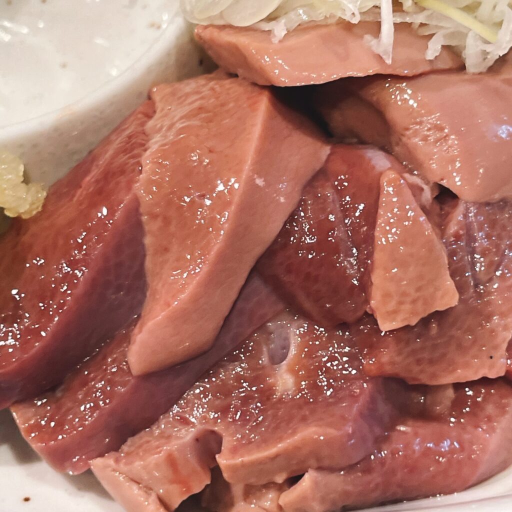 池袋「もつ焼男体山」低温調理レバ刺し