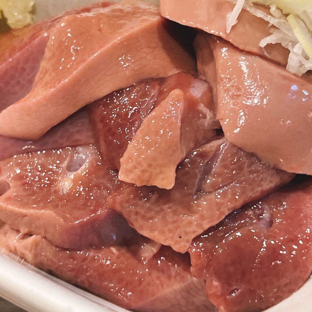 池袋「もつ焼男体山」低温調理レバ刺し