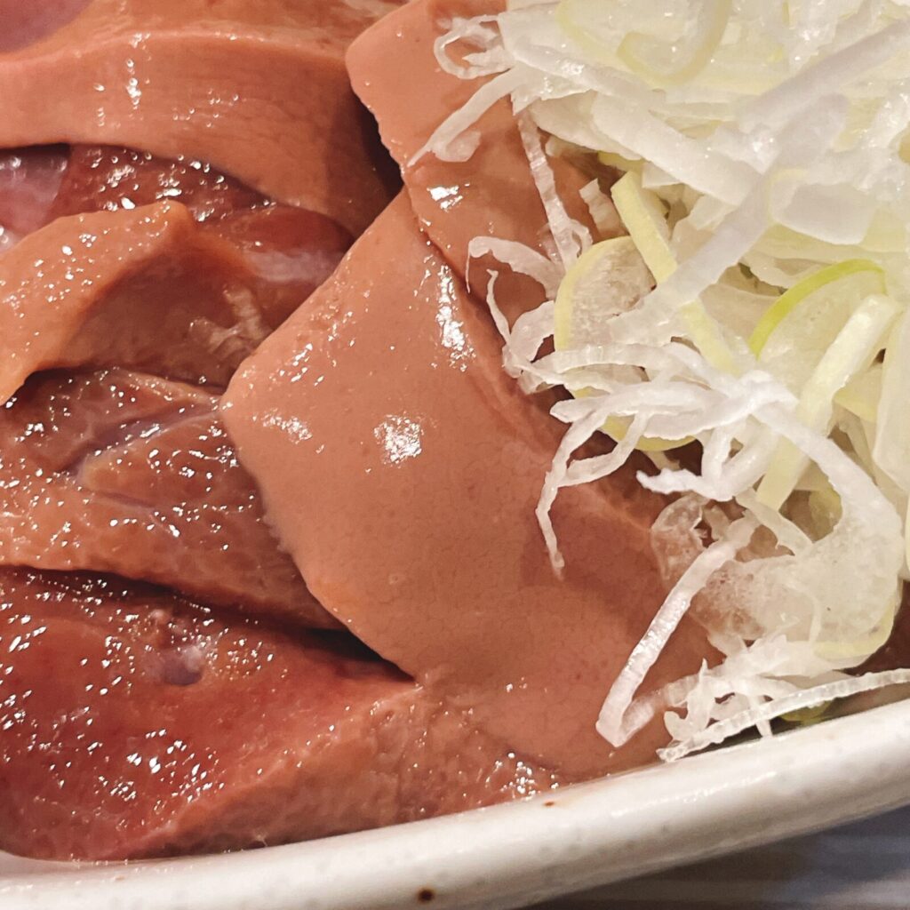 池袋「もつ焼男体山」低温調理レバ刺し