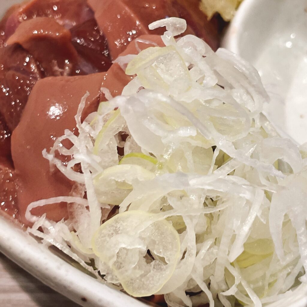 池袋「もつ焼男体山」低温調理レバ刺し