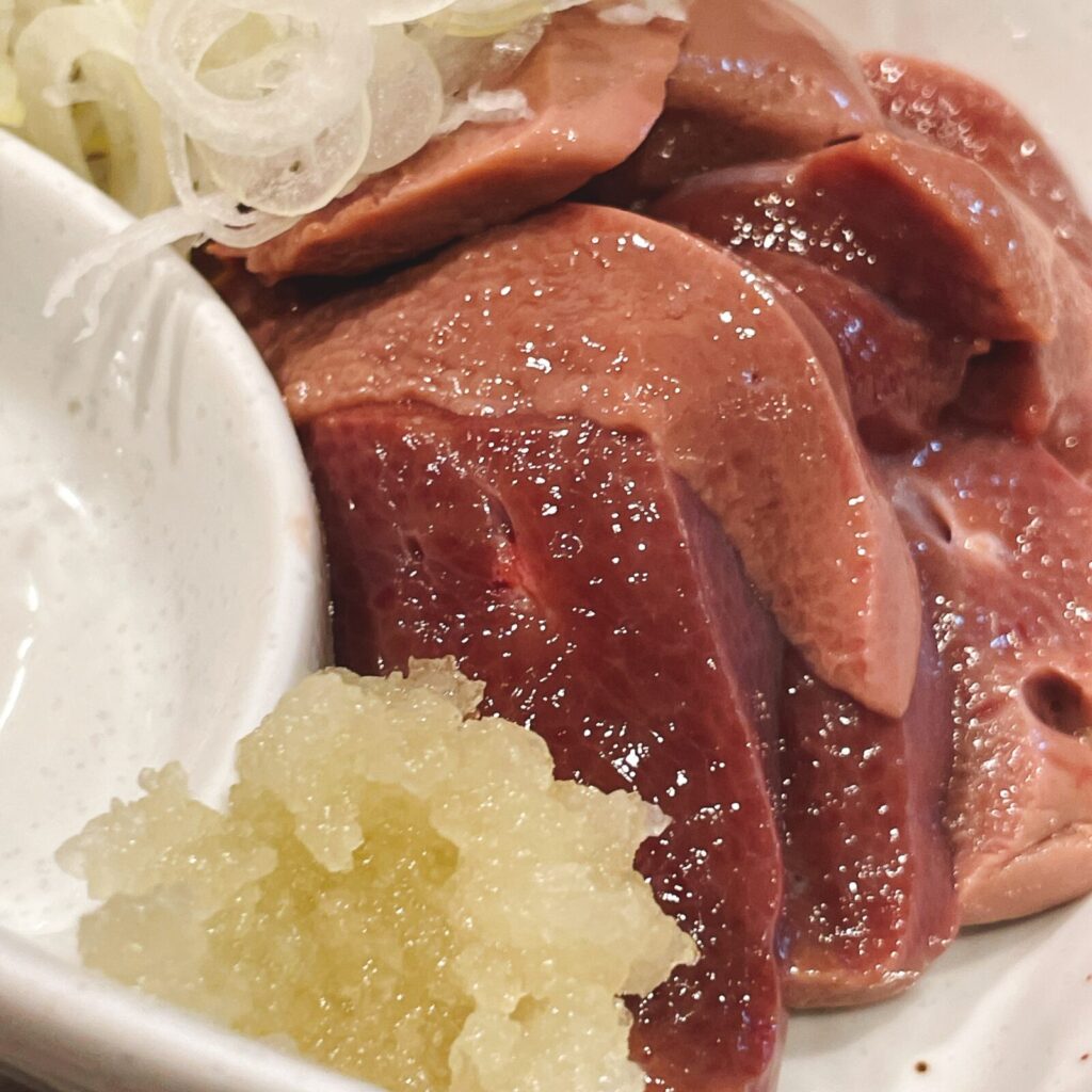 池袋「もつ焼男体山」低温調理レバ刺し