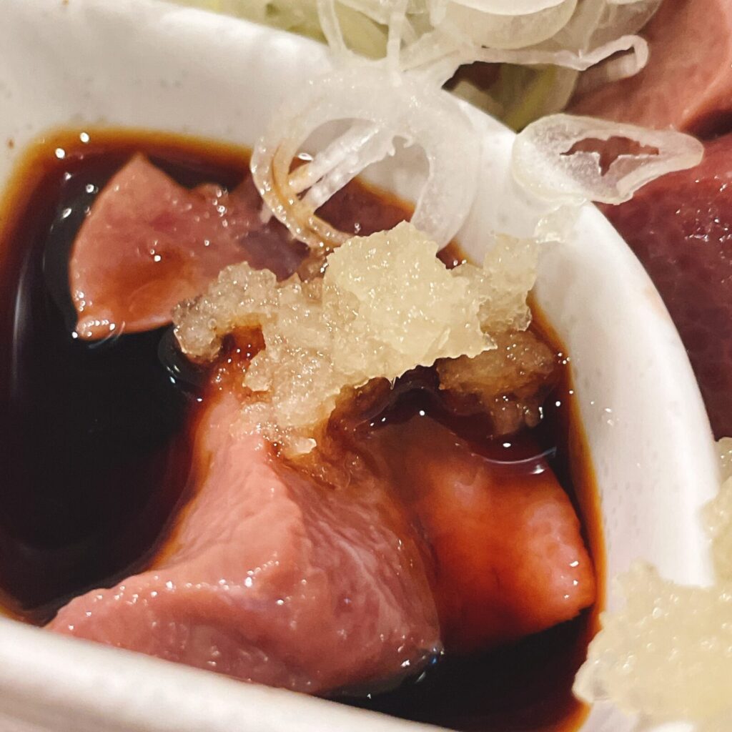 池袋「もつ焼男体山」低温調理レバ刺し