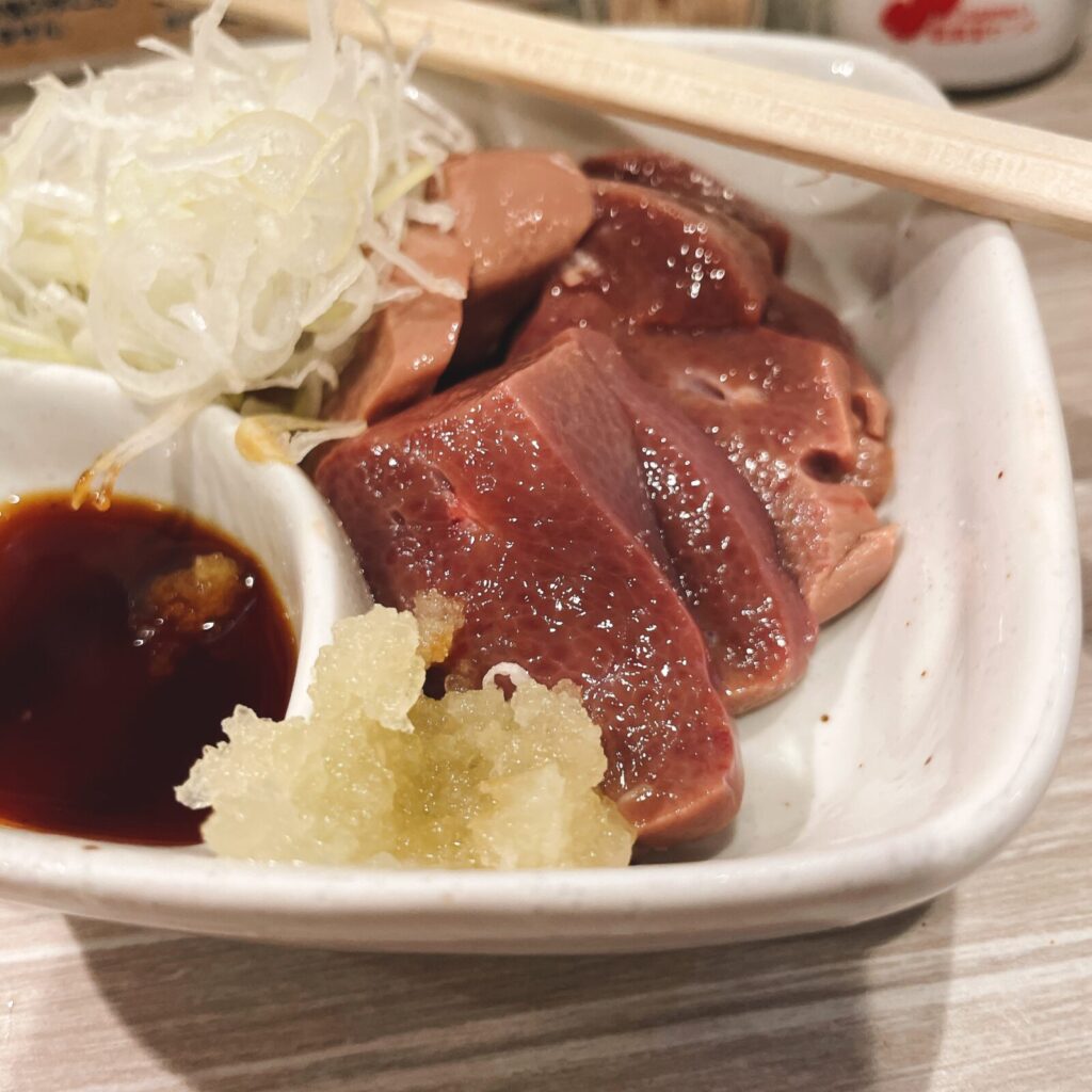 池袋「もつ焼男体山」低温調理レバ刺し