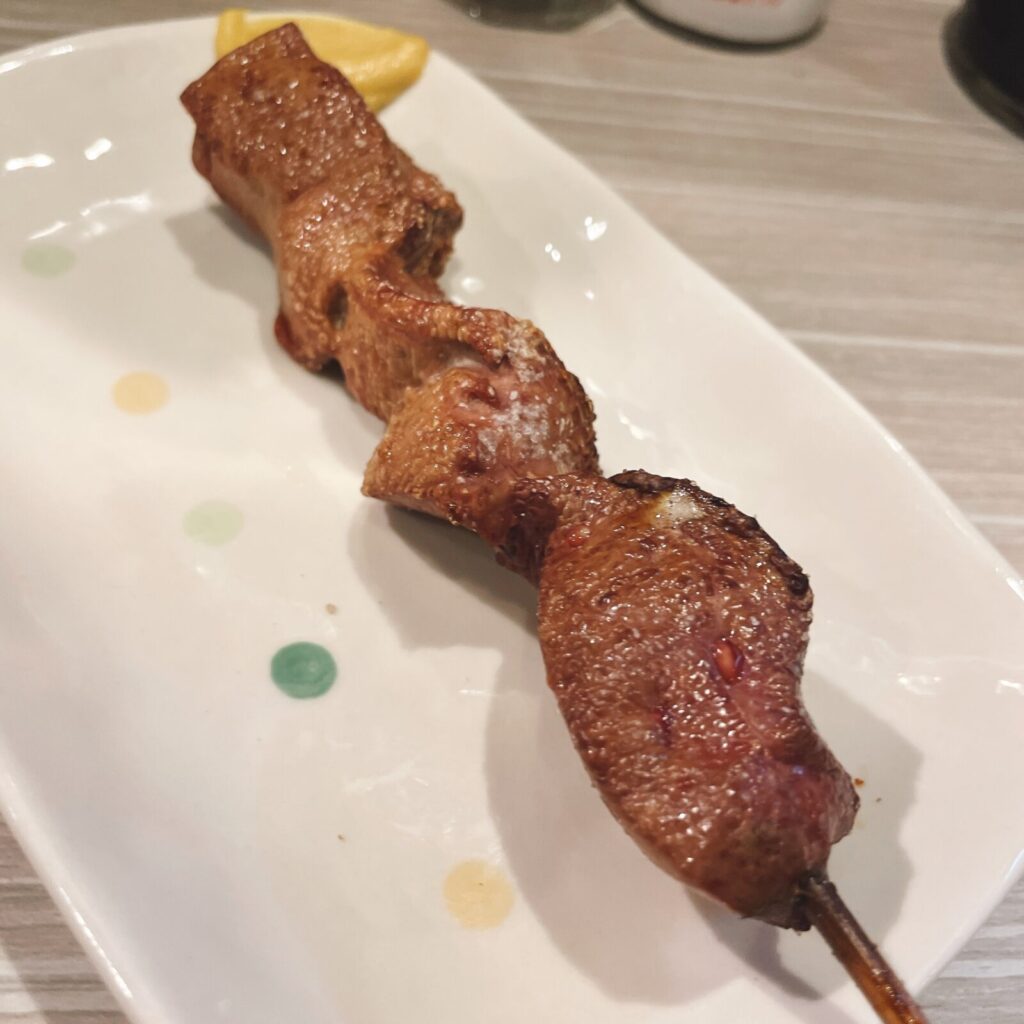 池袋「もつ焼男体山」豚レバー串