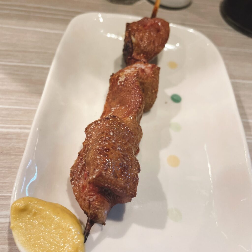 池袋「もつ焼男体山」豚レバー串