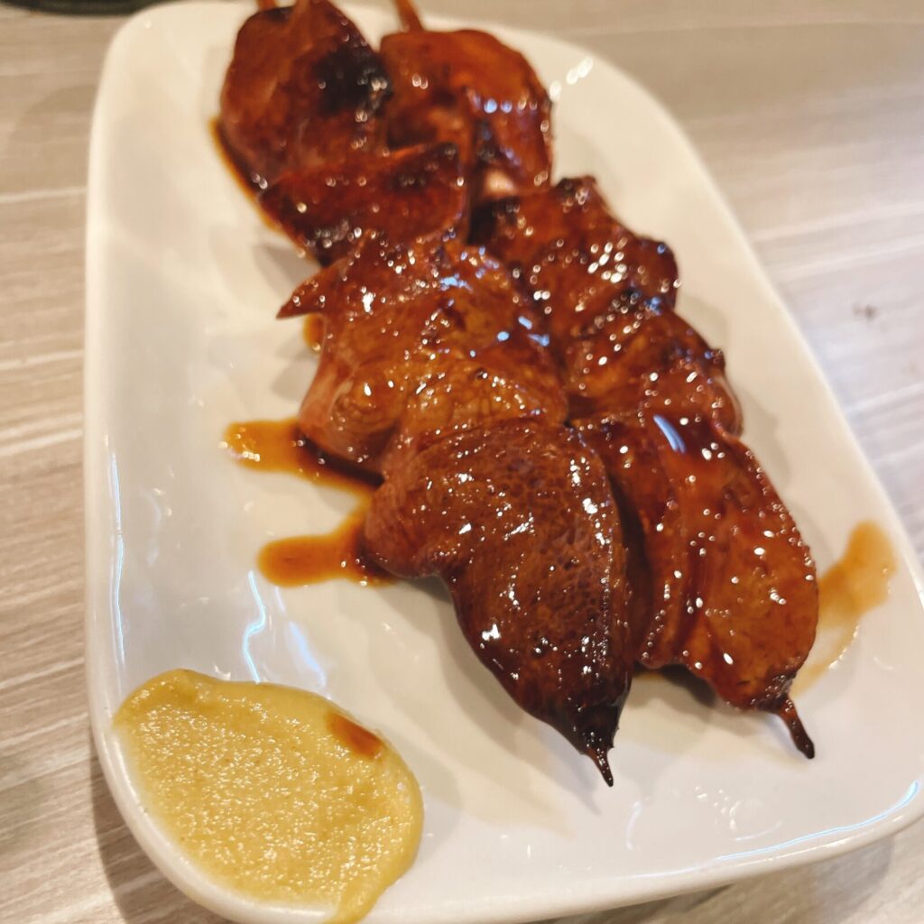 池袋「もつ焼男体山」豚レバー串