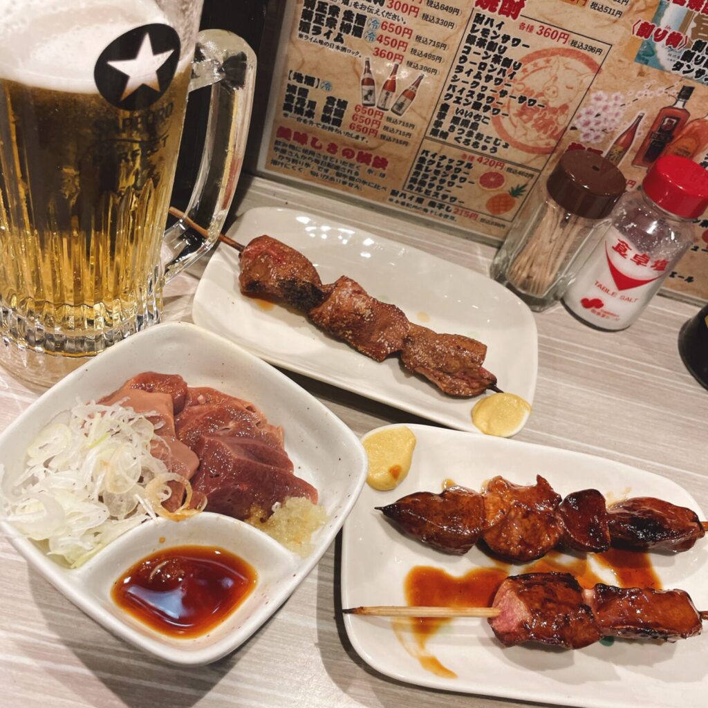 池袋「もつ焼男体山」豚レバー串・低温調理レバ刺し