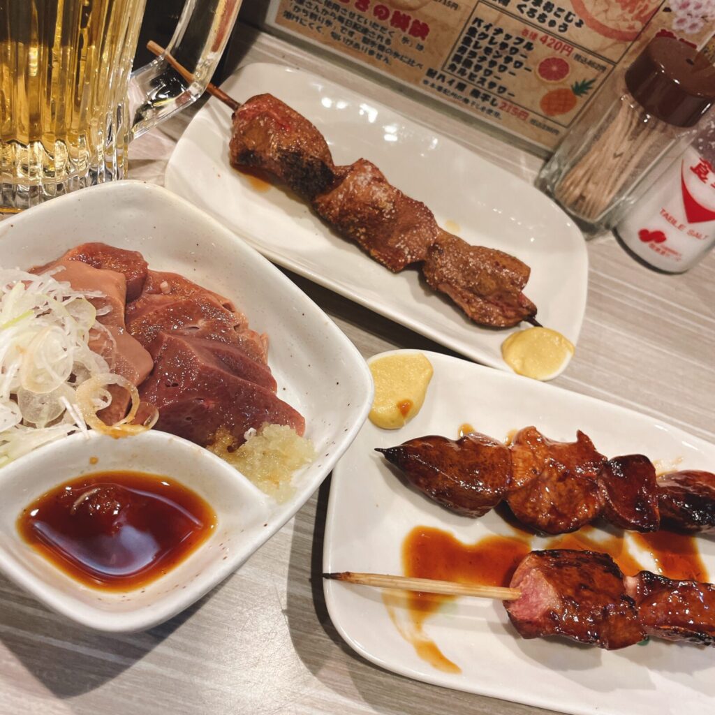 池袋「もつ焼男体山」豚レバー串・低温調理レバ刺し