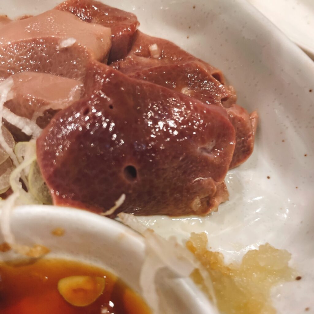 池袋「もつ焼男体山」低温調理レバ刺し