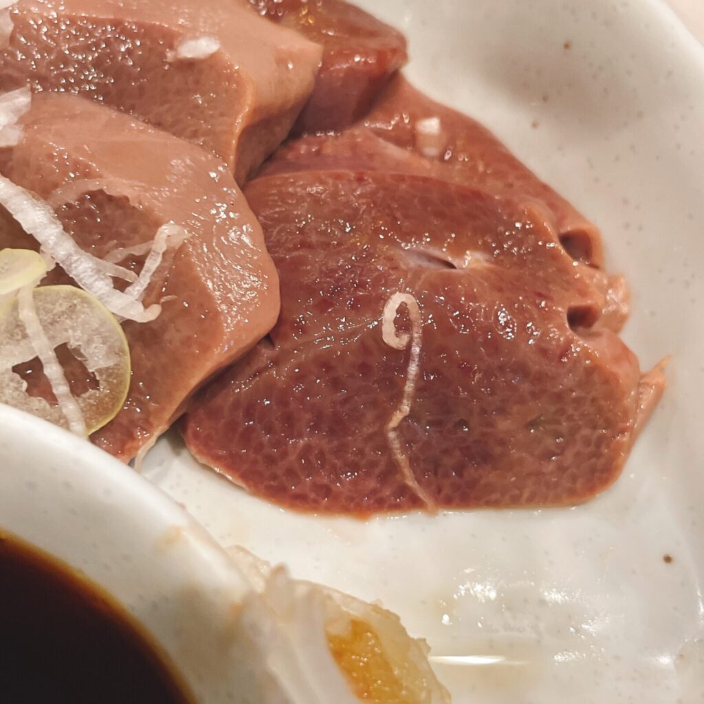 池袋「もつ焼男体山」低温調理レバ刺し