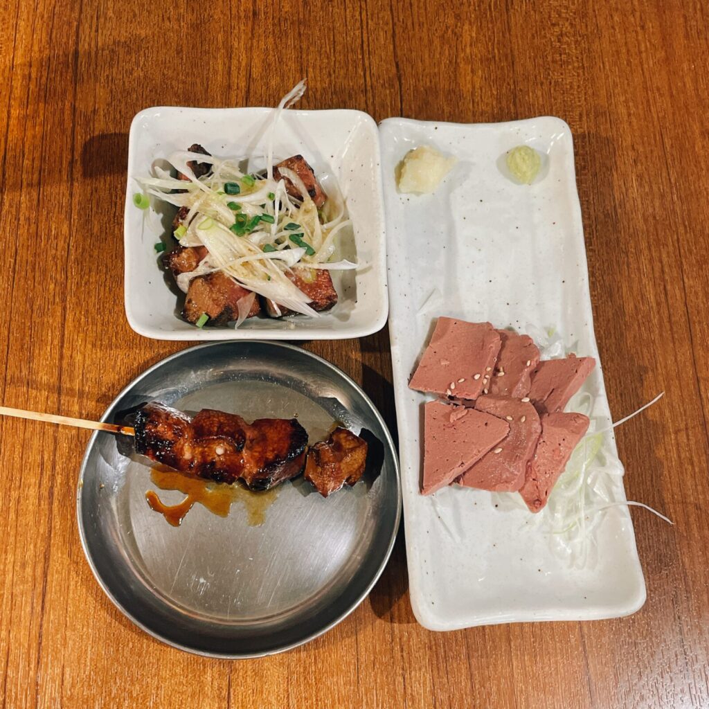 池袋「新橋やきとん」串レバー、レバテキ、低温調理レバ刺し。