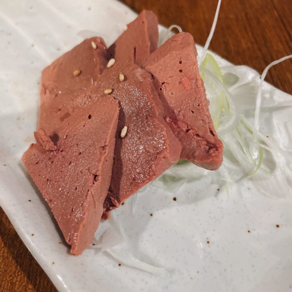 池袋「新橋やきとん」レバ刺し