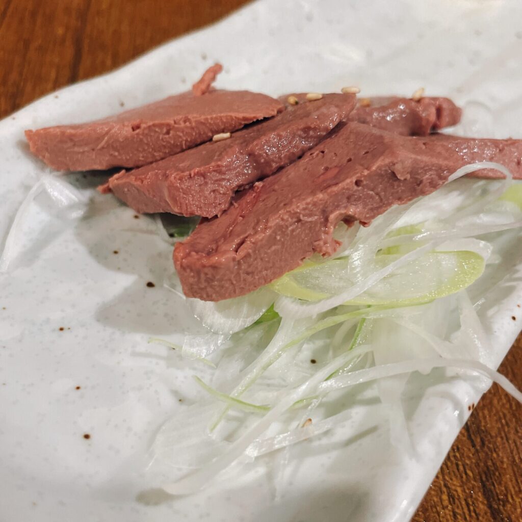 池袋「新橋やきとん」レバ刺し