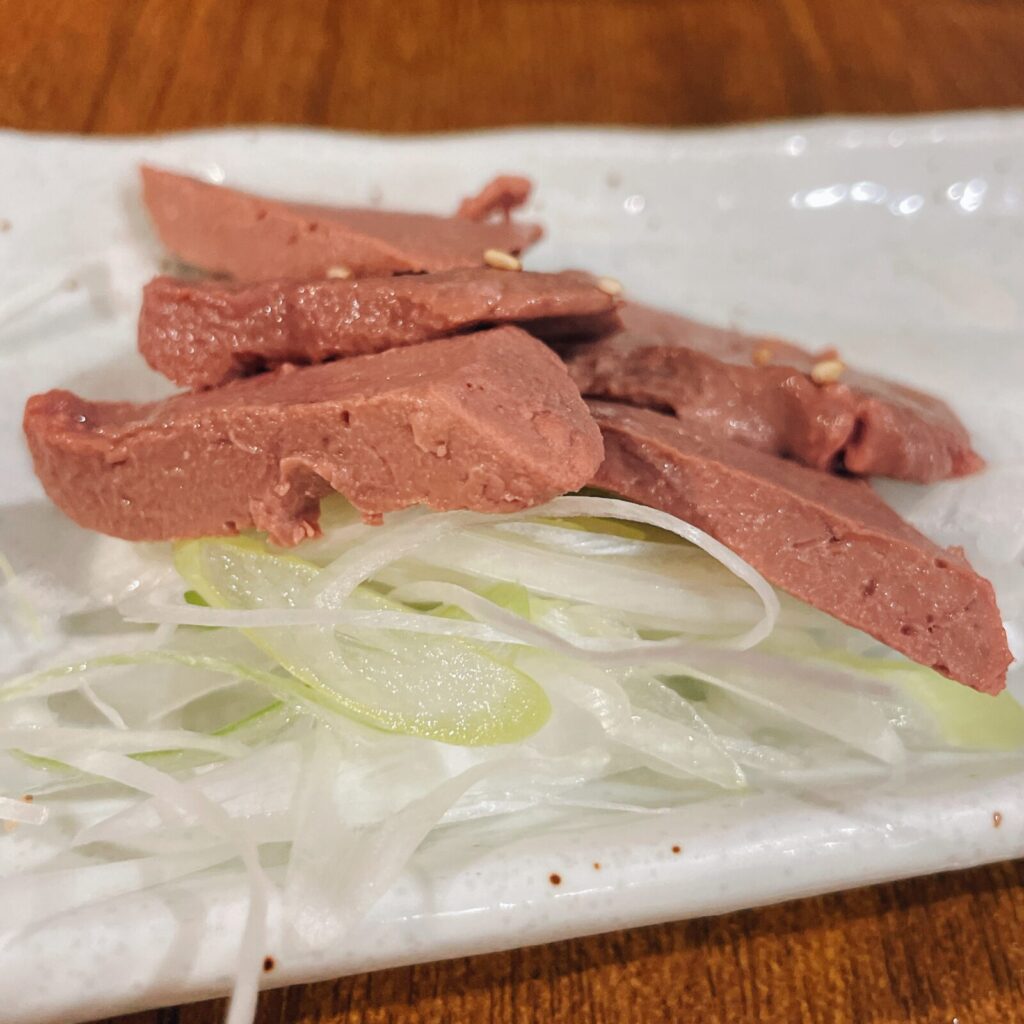 池袋「新橋やきとん」レバ刺し