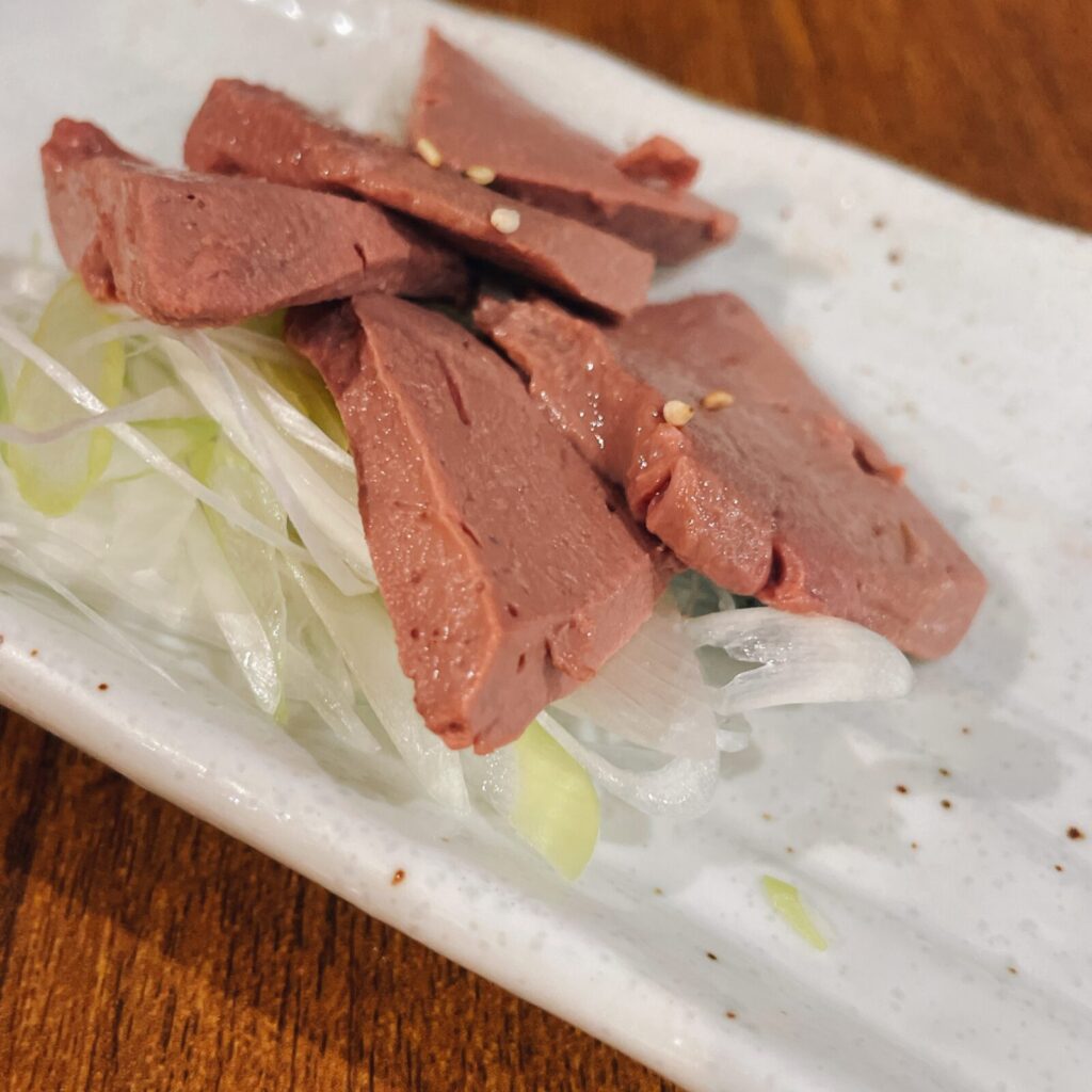 池袋「新橋やきとん」レバ刺し