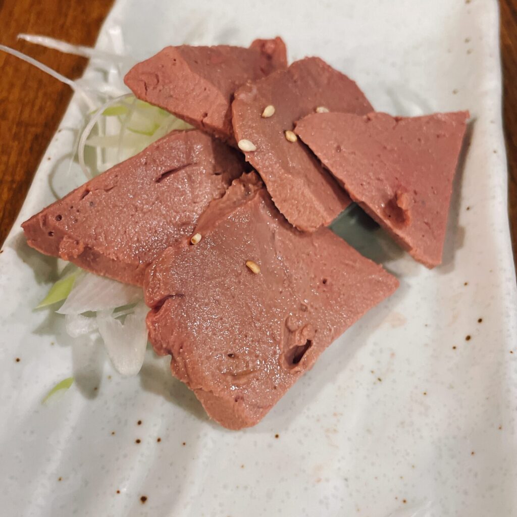 池袋「新橋やきとん」レバ刺し