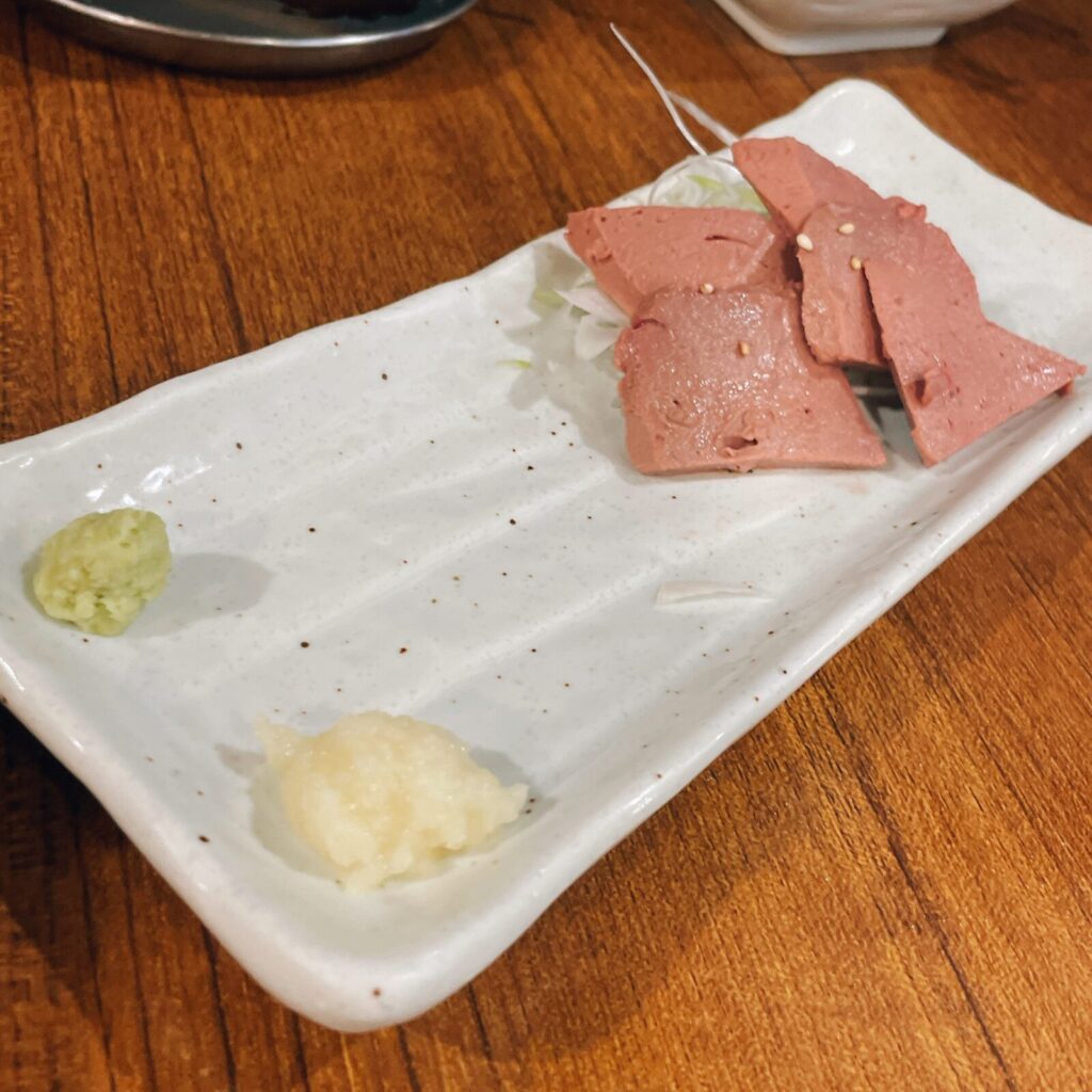 池袋「新橋やきとん」レバ刺し