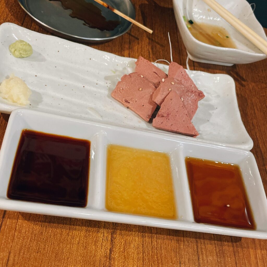 池袋「新橋やきとん」レバ刺し