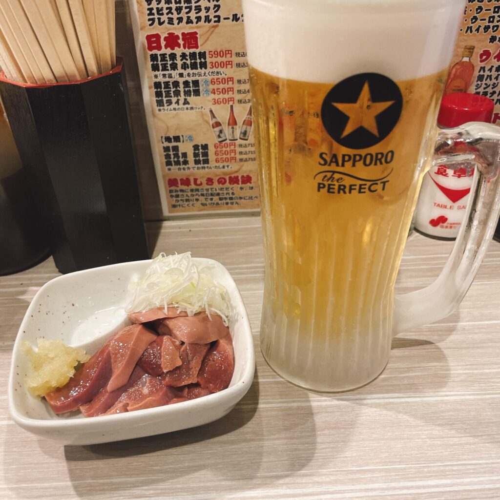 池袋「もつ焼男体山」低温調理レバ刺し